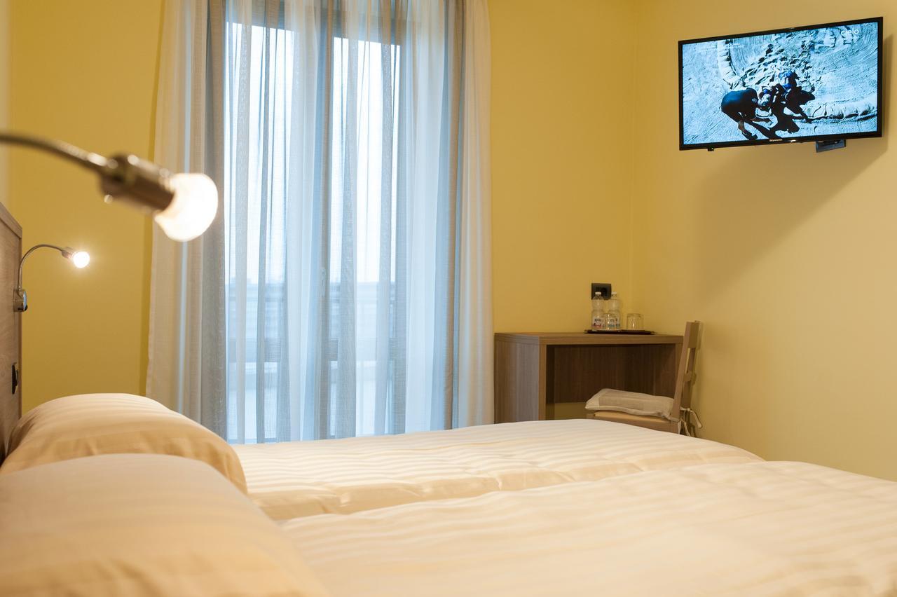 Hotel Ristorante Piccadilly Сантия Экстерьер фото